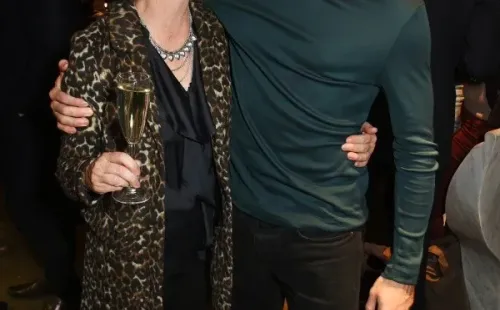 Jonathan Bailey con su madre. Foto: (Getty)