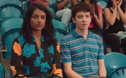 Simone Ashley en Sex Education con Asa Butterfield. Foto: (IMDB)