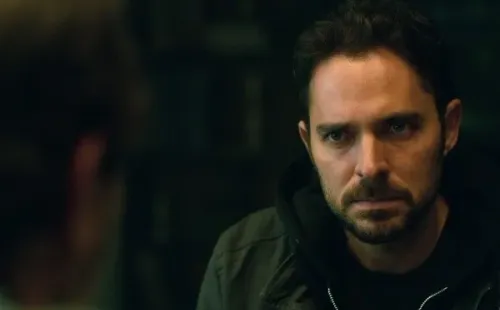 Manolo Cardona en la piel de Álex. Foto: (Netflix)