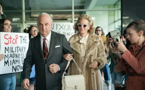 gaslit julia roberts starzplay sean penn