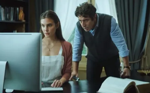 Macarena Achaga y Diego Peretti. Foto: (Netflix)