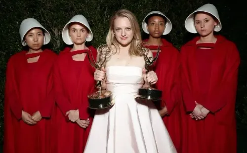 elisabeth moss the handmaid's tale