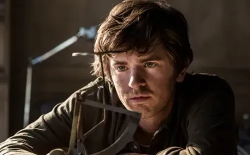 Freddie Highmore en Asalto a la casa de Moneda. Foto: (IMDB)