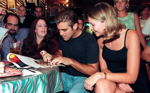 George Clooney junto a las fans.