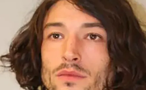 Ezra Miller en el Departamento de Policía de Hawaii (Getty)