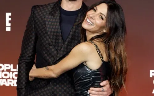 Adam Demos y Sarah Shahi