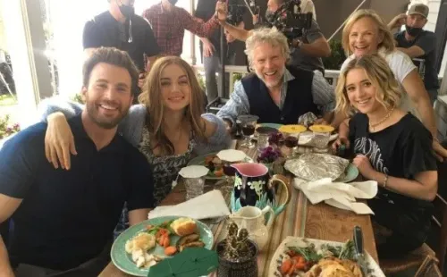 El equipo de Ghosted durante el rodaje. Foto: (@chrisevans)