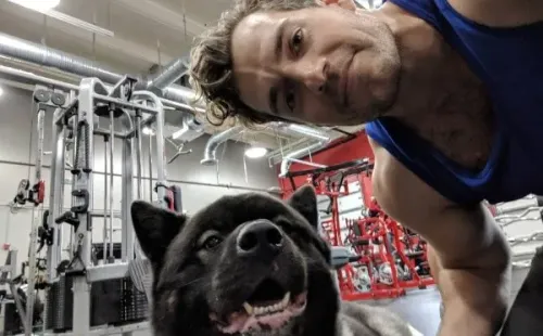 Henry Cavill entrenando con su perro, Kal. Foto: (@henrycavill)