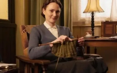 Anna Madaley como la Sra. Hall (Foto: IMDb)