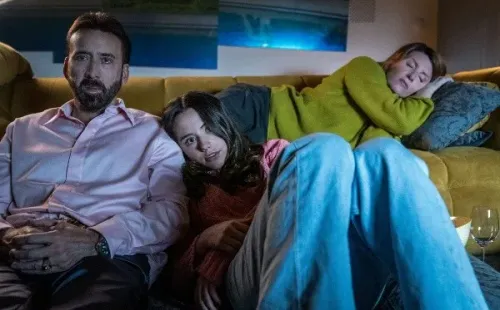 Nicolas Cage y su familia en El peso del Talento. Foto: (BF)