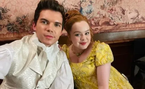 Luke Newton y Nicola Coughlan. Foto: (@lukenewtonuk)