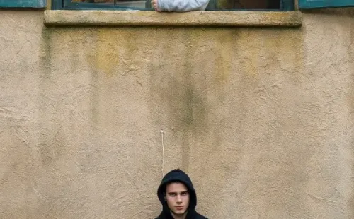 Clara Galle y Julio Peña en A través de mi Ventana. Foto: (Netflix)
