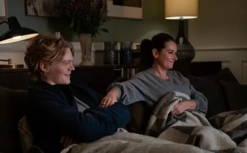 Sidse Babett Knudsen junto a Lucas Lynggaard Tønnesen (Foto: Netflix)