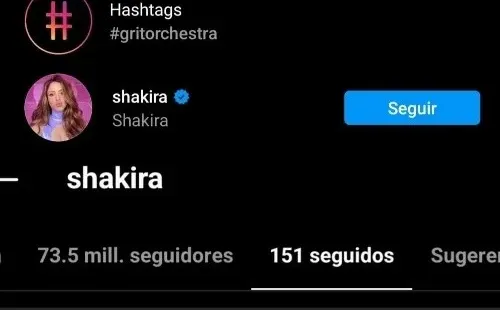 Sam Heughan y Shakira se siguen en Instagram.