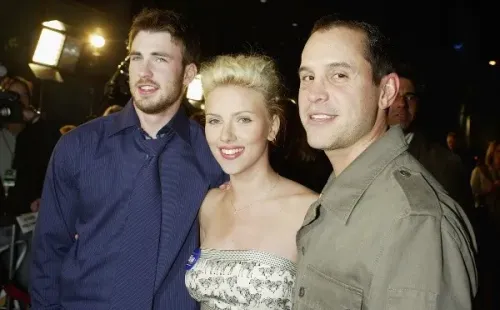 Chris Evans, Scarlett Johansson y Brian Robbins en 2004 (Getty).