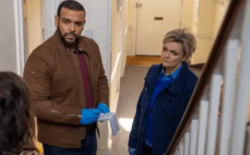 Rob Brady y Sharon Small (Foto: Acorn TV)