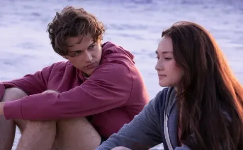 Los protagonistas de El verano en que me enamoré. Foto: (Prime Video)