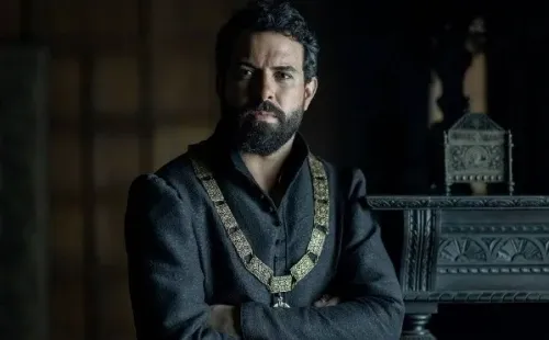 Tom Cullen interpreta a Thomas Seymour, esposo de Catherine Parr y amante de Elizabeth (Foto: StarzPlay)