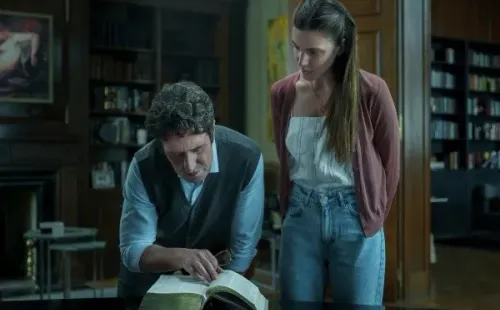 Diego Peretti y Macarena Achaga. Foto: (Netflix)
