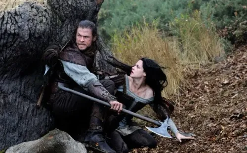 Chris Hemsworth y Kristen Stewart en Blanca Nieves y el Cazador (IMDb).