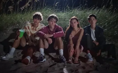 Los protagonistas de El verano en que me enamoré. Foto: (Prime Video)