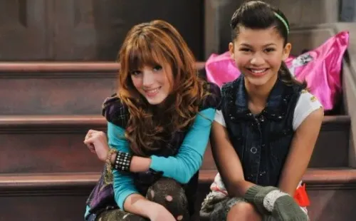 Zendaya y Bella Thorne en Shake it Up. Foto: (IMDB)