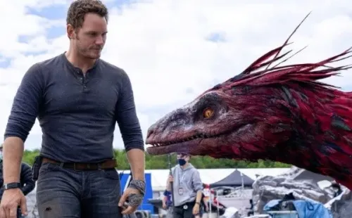El actor en el set de Jurassic World. Foto: IMDb.