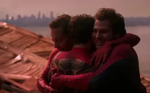 El abrazo de los tres Spider-Man en No Way Home. Foto: (IMDB)