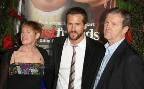 Ryan Reynolds y sus padres. Foto: (Getty)