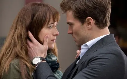 Dakota Johnson y Jamie Dornan protagonizaron Cincuenta sombras de Grey (IMDb).