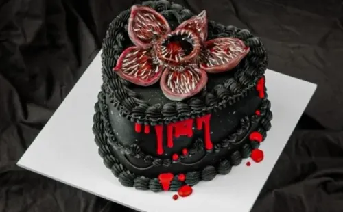 Pastel de Stranger Things (Instagram @rude_cookies / @polka_dot_cakes).