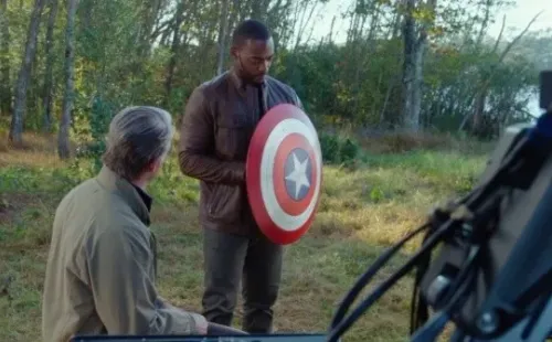 Anthony Mackie recibiendo el escudo del Capitán América. Foto: (IMDB)