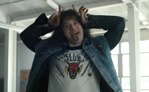 Joseph Quinn interpreta a Eddie Munson en Stranger Things (Netflix).