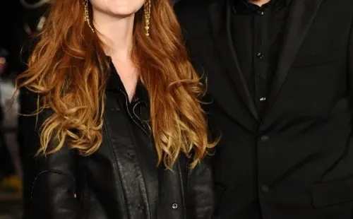 Jamie Campbell Bower y Bonnie Wright fueron pareja (Getty).