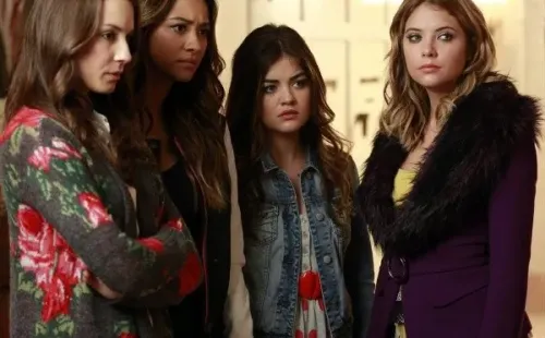 Pretty Little Liars fue protagonizada por Troian Bellisario, Ashley Benson, Lucy Hale, Shay Mitchell y Sasha Pieterse (IMDb).