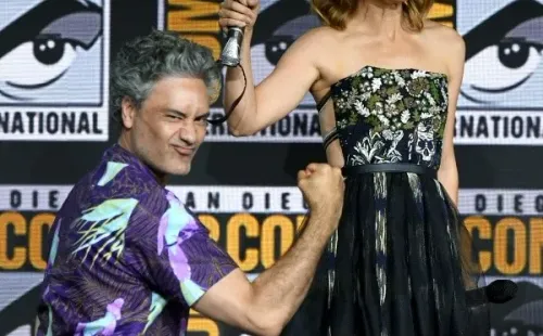 Taika Waititi y Natalie Portman (Getty).