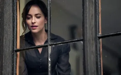 Dakota Johnson como Anne Elliott. Foto: (Netflix)