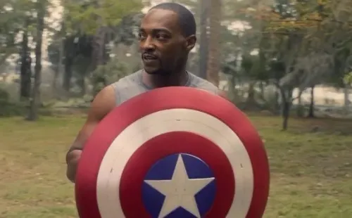 Anthony Mackie con el escudo. Foto: IMDb.
