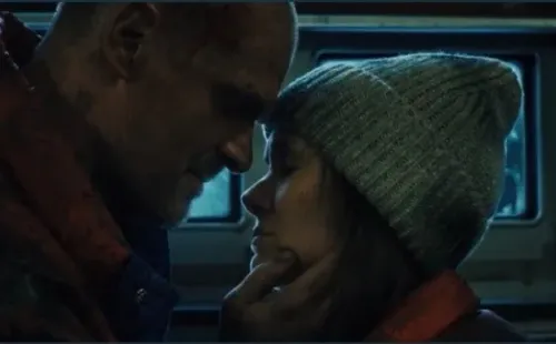 El beso de Joyce Byers y Jim Hopper en Stranger Things (Netflix).