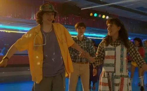 Finn Wolfhard y Millie Bobby Brown en Stranger Things. Foto: (Netflix)