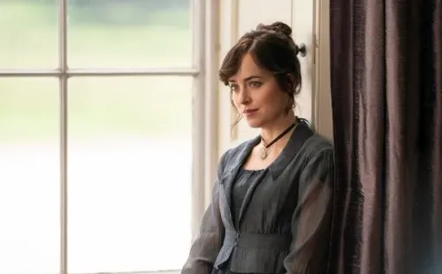 Dakota Johnson como Anne Elliot. Foto: (Netflix)