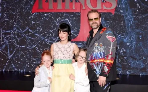 La familia de David Harbour y Lily Allen (Getty).