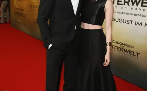Jamie Campbell Bower y Lily Collins. Foto: (Getty)