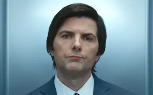 Adam Scott protagoniza Severance (IMDb).