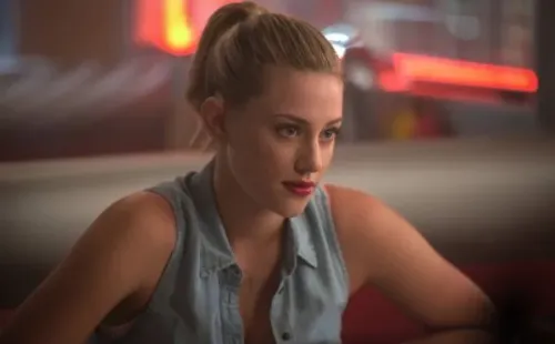 Lili Reinhart es una de las protagonistas de Riverdale (IMDb).