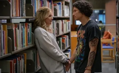 Lili Reinhart en Look Both Ways (Netflix).