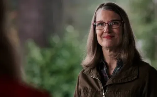 Annette O'Toole interpreta a Hope McCrea en Virgin River (Netflix).