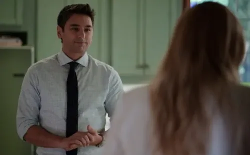 Mark Ghanimé interpreta al Dr. Cameron Hayek en Virgin River (Netflix).