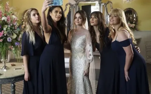 Ashley Benson, Shay Mitchell, Lucy Hale, Troian Bellisario y Sasha Pieterse protagonizaron Pretty Little Liars (IMDb).