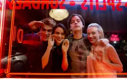 Cole Sprouse y Lili Reinhart, protagonistas de Riverdale (IMDb).